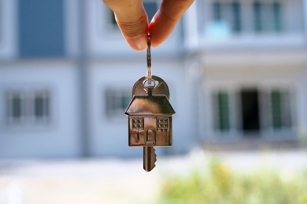 DSCR_Rental_Loan_Close-up_Hand_Holding_House_Key
