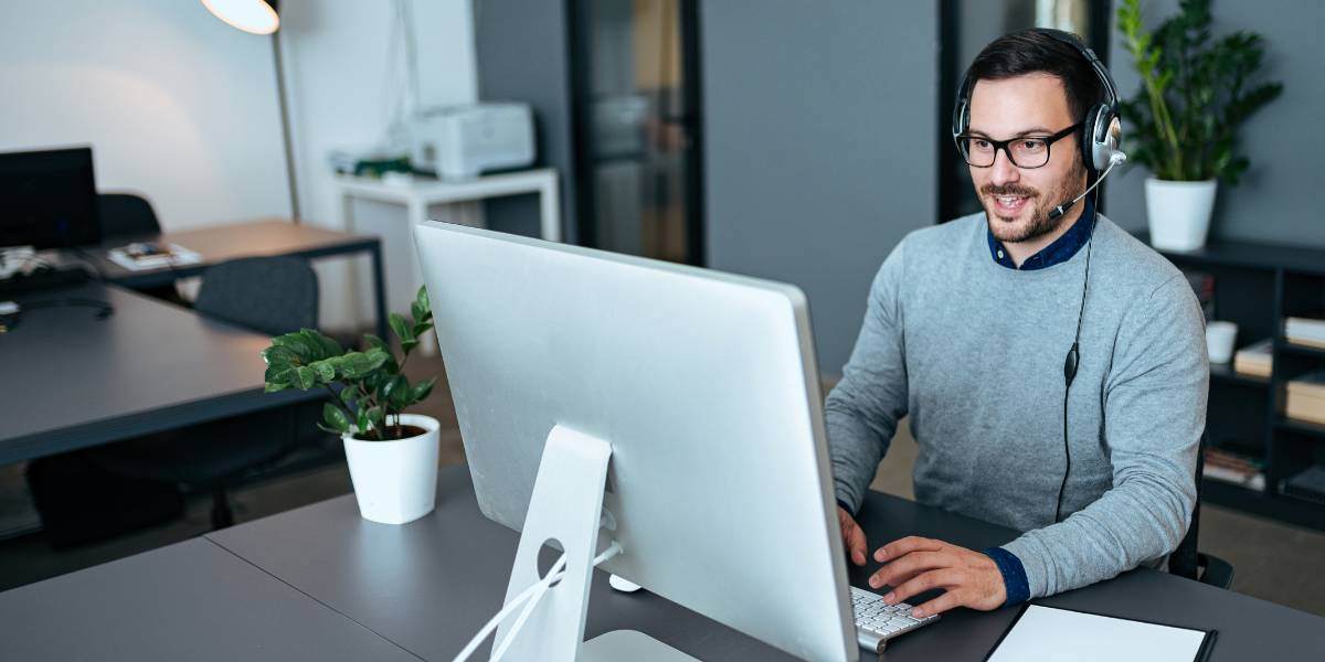 A Kiavi service team member assisting a Kiavi customer from his computer