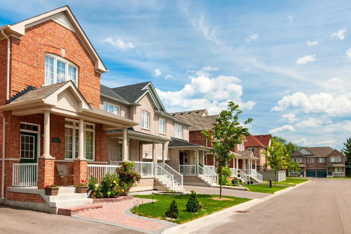 A row of suburan homes that real estate investors can use for investment properties